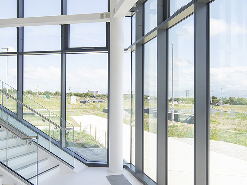 مقایسه قیمت نمای کرتین وال با سایر نماهای خشک